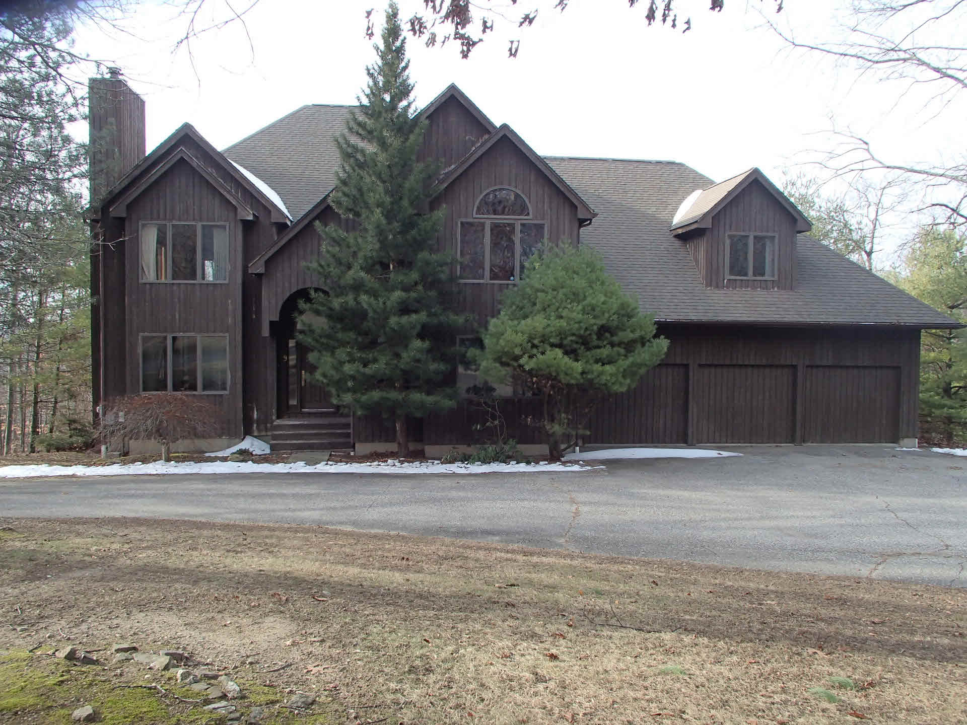 Building photograph for 9 ROUND HILL LN